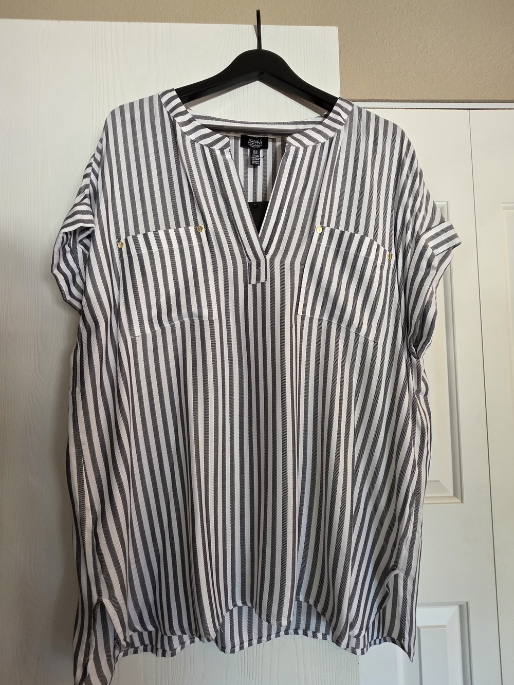 Jones New York Gray and White Striped V-Neck Pocket Tunic - Size XL